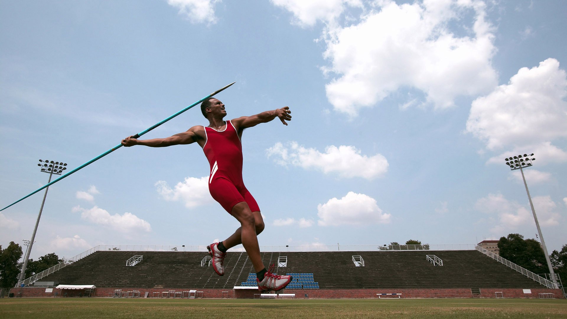 “东桃花岛缆绳滑水赛：水面上的速度与技术比拼”