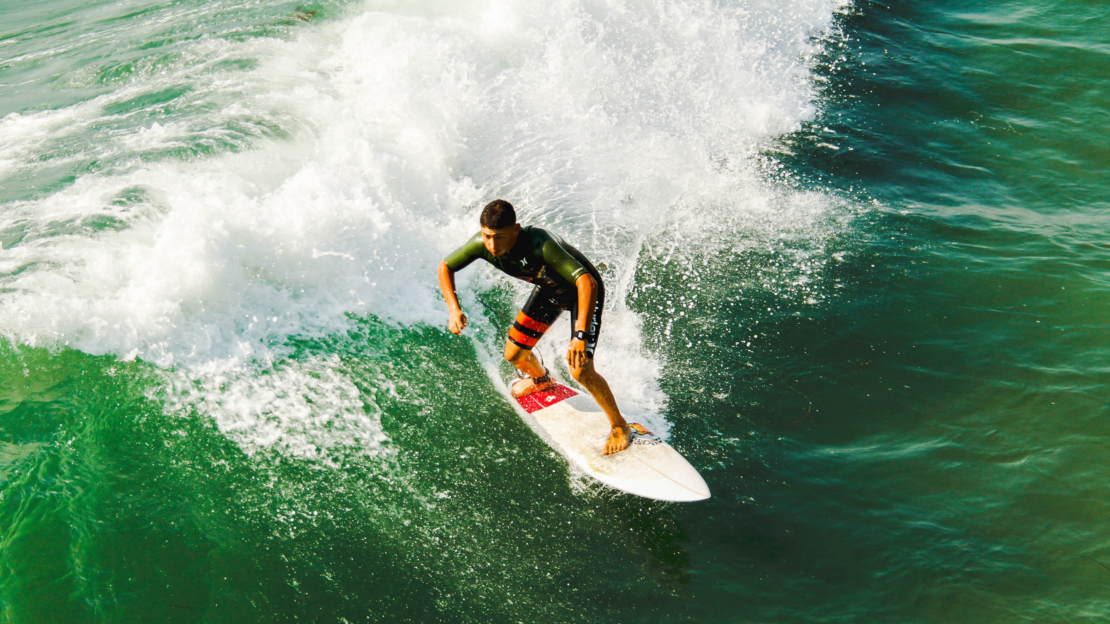 “高新体育中心:举重选手角逐顶峰,赛场气氛紧张刺激”